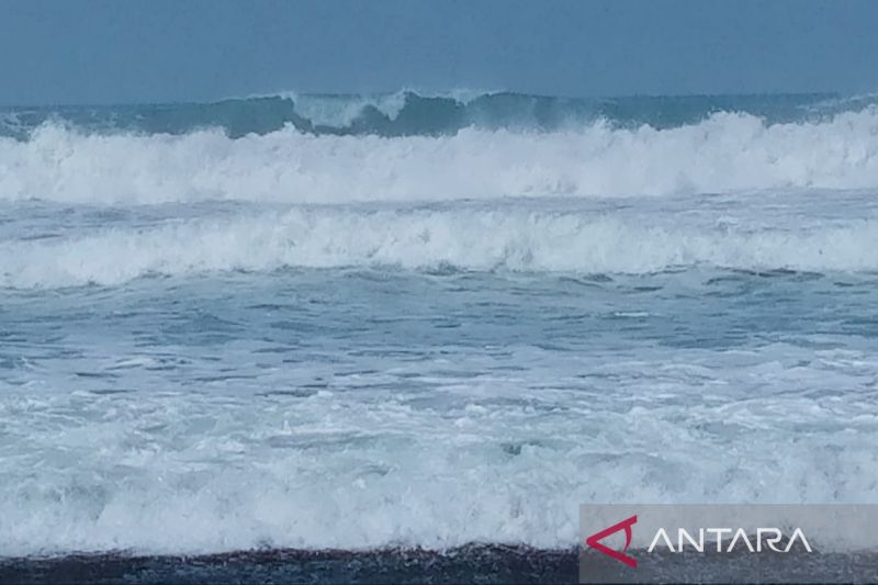 Caption Foto :  Gelombang tinggi melanda pantai selatan Cianjur, Jawa Barat, sejak beberapa hari terakhir, sehingga nelayan memilih berhenti melaut.