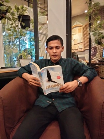 IDE CERMELANG: Irwan Hidayat, penulis muda yang mampu menulis sebuah buku dari hasil mendengarkan curahan hati rekan-rekannya. Lalu, disandingkan dengan beberapa teori yang ada.