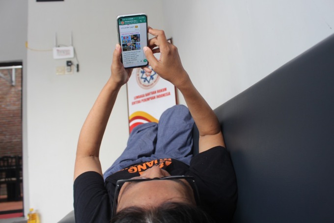 MANDIRI: Dunia digital kian memberi akses mudah untuk jualan daring lewat website maupun medsos. Seperti yang dilakukan banyak perempuan yang tergabung dalam Pasar Kita, di Jember.