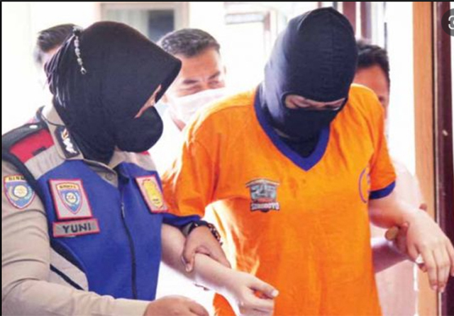 Caption: Prilly Dwi Enggar Laksono saat ditangkap polisi beberapa waktu lalu Kini, ibu 22 tahun itu dituntut JPU dengan hukuman 6 tahun.