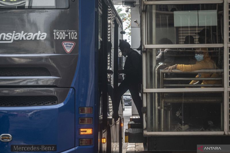 Caption Foto :  Warga masuk ke dalam bus Transjakarta di Halte Transjakarta Kuningan Barat, Jakarta, Kamis (1/9/2022).