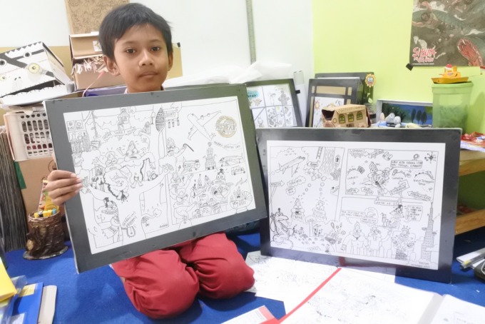 TEKUN BELAJAR: Rayya dan sejumlah karyanya yang mengantarkan dirinya terkenal sebagai komikus cilik.