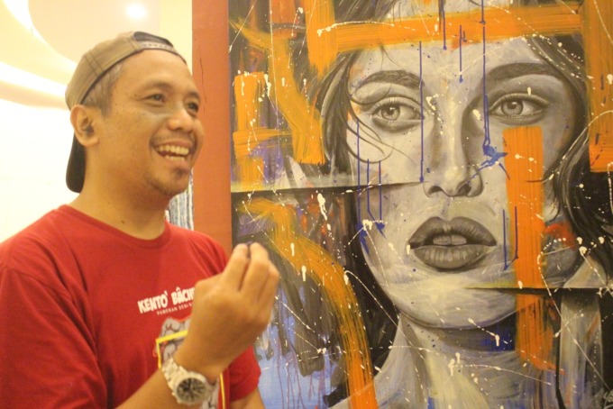 TERUS KARYA: Lukisan terbaru Yudi Hariyanto Rantung dipajang dalam pameran lukisan di salah satu pusat perbelanjaan di Jember.