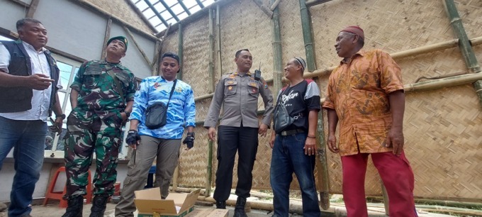 BANGUN RUMAH: Mbah Njan (paling kanan), warga yang rutin menyapu musala dan sepekan sekali membersihkan kuburan, dibangunkan rumah di lahan sewa, Kelurahan Gebang.