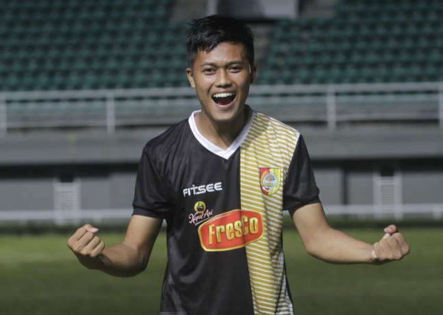 PENUH KENANGAN: (Kiri) Haigal saat berseragam Persid Jember. Setelah hengkang dari klub, dia menekuni dunia baru sebagai fotografer wedding.