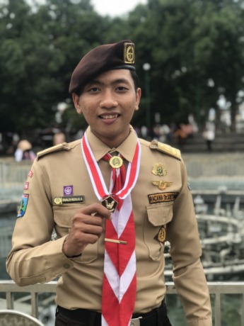 MEMBANGGAKAN: Rivaldi Rizalul Achsan mendapatkan penghargaan dari Gubernur Jatim setelah berhasil mencapai tingkat tertinggi Pramuka, yakni Garuda.
