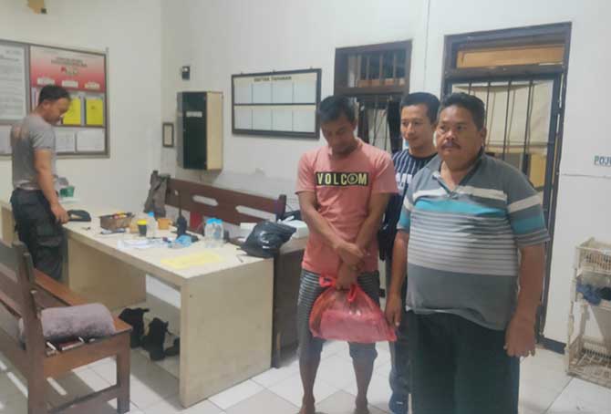 DITAHAN: Tersangka MR dan HS ditahan di Mapolres Probolinggo Kota setelah disangka mencuri ban serep.