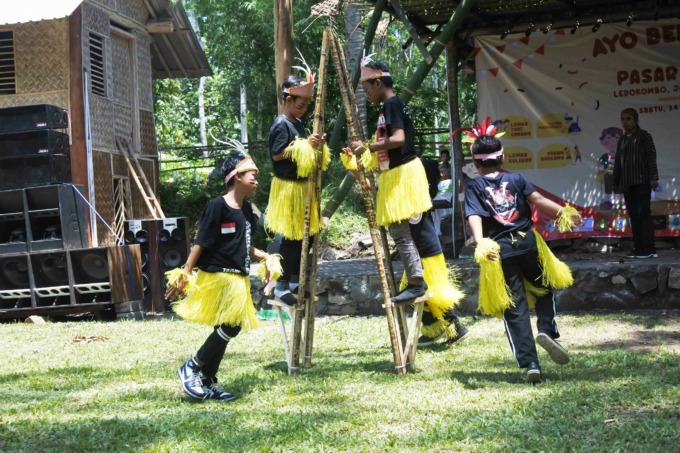 DIGELAR LAGI : Meriahnya acara Re-opening Pasar Lumpur Ledokombo, kemarin(24/9). Beragam keseruan dihadirkan untuk menghibur masyarakat.