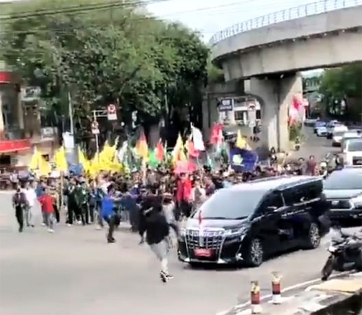 Caption: Tangkapan layar video peserta demonstrasi menghadang mobil Wakil Presiden Ma’ruf Amin. Saat berada di Palembang (Sumatera Selatan).