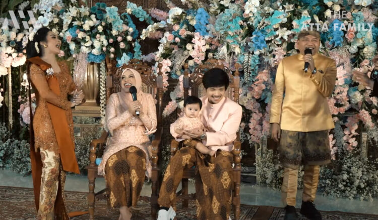 Caption: Atta Halilintar-Aurel Hermansyah bersama Krisdayanti dan Anang Hermansyah , mereka berdua sengaja membawakan lagu spesial Timang-Timang di acara sang anak tersebut.
