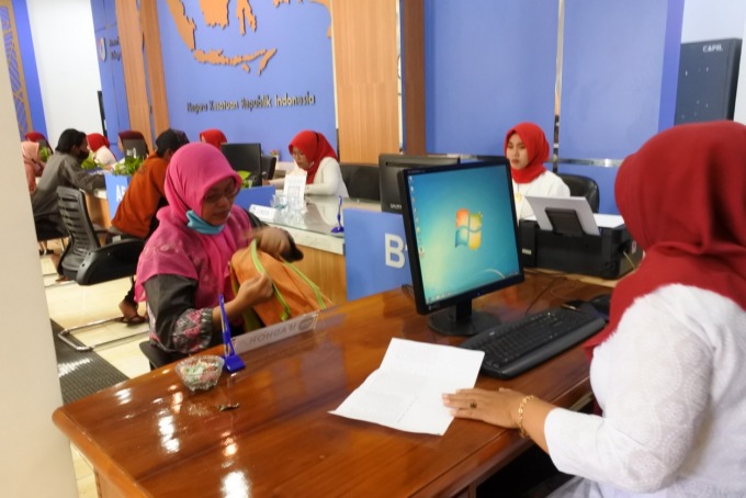 DIGITAL: Suasana pelayanan Dispendukcapil Jember dalam melayani perekaman KTP. Kini, masyarakat Jember sudah bisa mengakses permohonan KTP secara daring.