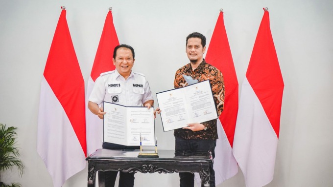 BUKA KANTOR BARU: Bupati Jember Hendy Siswanto melakukan serah terima aset pemkab berupa gedung untuk kantor Bawaslu Jember, kemarin (6/9), di Jalan Dewi Sartika Kampung Tengah, Kepatihan.