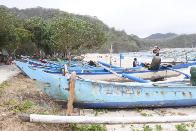 BERHENTI: Ratusan kapal milik nelayan parkir di pinggir Pantai Papuma. Mereka memilih tidak melaut karena cuaca buruk.