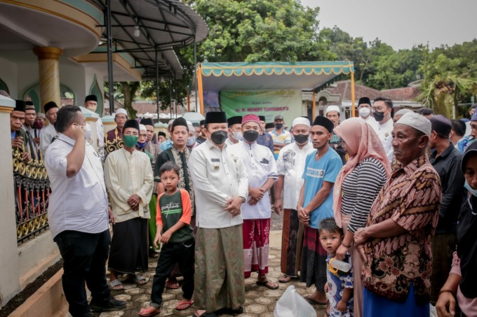 BERI PENGERTIAN: Bupati Jember Hendy Siswanto tengah menyiapkan kebijakan untuk mengatasi kenaikan harga BBM.