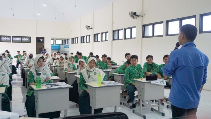 SEMANGAT: Sejumlah siswa SMP Al Baitul Amien saat mengikuti pelatihan jurnalistik di aula sekolah, kemarin (18/3).