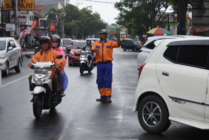PARKIR: Mayoritas jukir di Jember sudah mengantongi surat izin. Namun tak sedikit yang nakal.