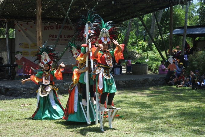 PERMAINAN TRADISIONAL: Sejumlah peserta lomba egrang di Pasar Lumpur menunjukan kebolehannya di depan banyak pengunjung. Permainan itu sukses membuat pengunjung asal Australia terpukau.
