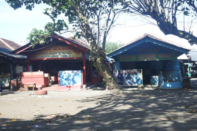 KENA PAJAK: Sejumlah warung di Pantai Papuma saat siang hari. Kini, warung Papuma bakal dikenai pajak oleh Pemkab Jember.