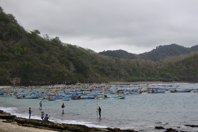 WISATA EKSOTIS: Keindahan Pantai Papuma yang menjadi daya tarik wisatawan. Sayangnya, tiket yang dibanderol cukup menguras isi dompet.