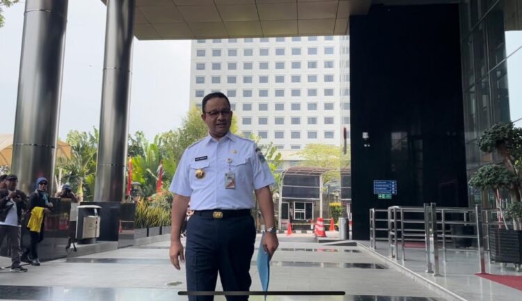 Caption: Gubernur DKI Jakarta Anies Baswedan memenuhi panggilan Komisi Pemberantasan Korupsi (KPK), Rabu (7/9). Anies terlihat mengenakan seragam kerja berwarna putih sebagai pejabat DKI Jakarta saat memasuki gedung merah putih KPK.