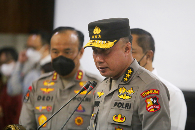 Caption: Irwasum Polri Komjen Pol Agung Budi Maryoto seusai penyerahan berkas Hasil Pemantauan dan Penyelidikan Peristiwa Penembakan Brigadir J di Kantor Komnas HAM.