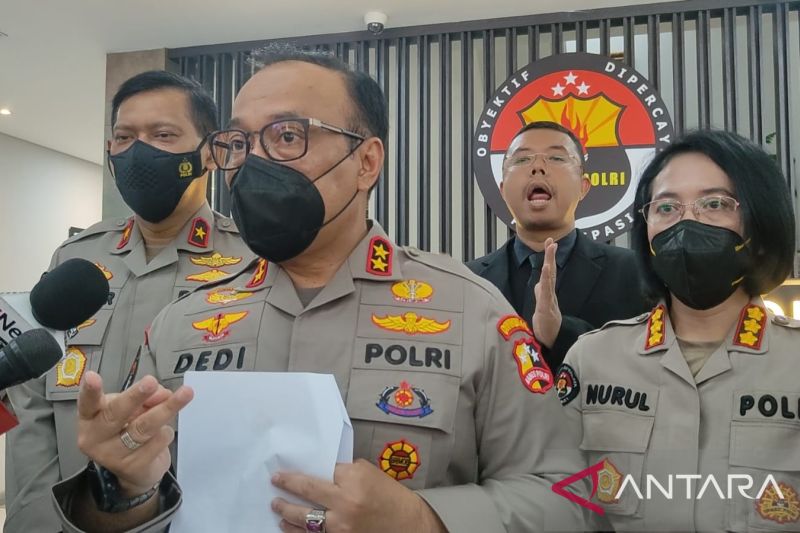 Caption Foto :  Kepala Divisi Humas Polri Irjen Pol. Dedi Prasetyo memberikan keterangan kepada wartawan di Mabes Polri, Jakarta, Jumat (23-9-2022).