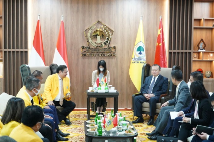 BERSEJARAH: Ketua Umum DPP Partai Golkar Airlangga Hartarto bersama jajaran, menerima kunjungan delegasi PKC di Kantor DPP Partai Golkar Jakarta, Rabu (31/8).