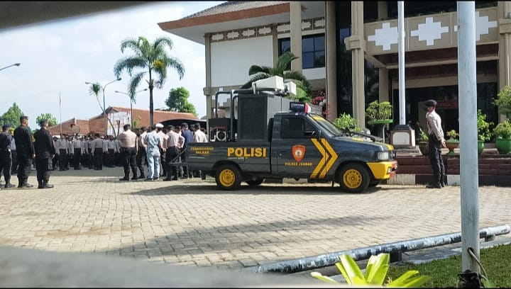 BERSIAGA: Ratusan personel gabungan melakukan apel pengamanan di gedung DPRD Jember, Selasa (6/9).