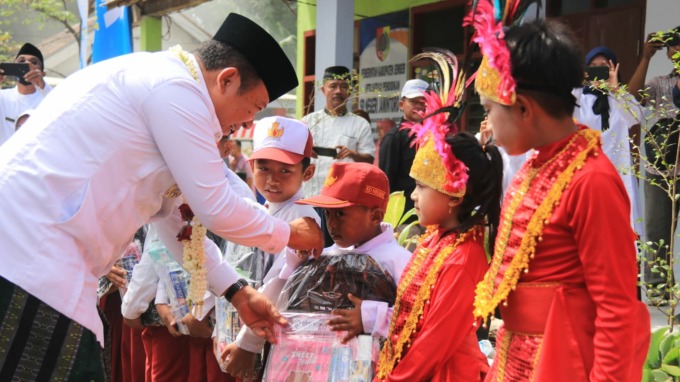 ANTUSIAS: Bupati Jember Hendy Siswanto menyapa siswa dalam peresmian SDN Jamintoro 03 di Kecamatan Sumberbaru, Jumat (23/9).