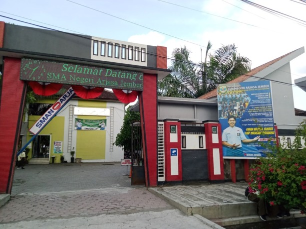 BERGEJOLAK: Gedung SMAN 1 Arjasa, Jember. Sejumlah siswa dan wali murid penerima PIP merasa keberatan atas rencana pemotongan dana bantuan dari pemerintah pusat tersebut.