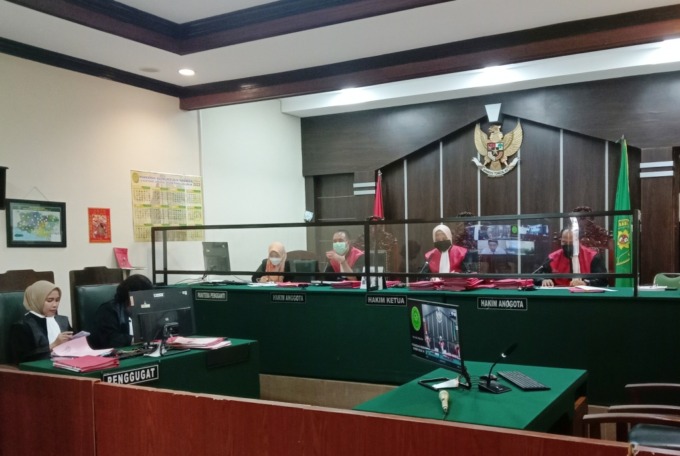 TEGANG: Suasana sidang di PN Jember dengan agenda pembacaan tuntutan atas kasus pembunuhan mahasiswa Unej yang terjadi pada 2013 silam.