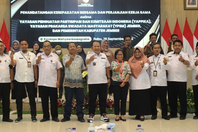 BERSEPAKAT: Bupati Jember Hendy Siswanto berfoto bersama setelah menyepakati perjanjian kerja sama dengan YAPPIKA dan YPSM dalam pencegahan stunting serta AKI/AKB, kemarin siang (28/9), di Pendapa Wahyawibawagraha.