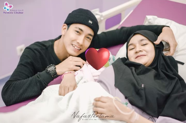 Caption: Pasangan suami-istri aktor Evan Marvino dan Uffri Datun Nitami kini sedang berbahagia atas lahirnya anak pertama mereka.