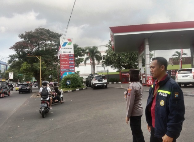 PANTAU SPBU: Personel polisi terlihat menjaga SPBU di Jalan Ahmad Yani, Kelurahan Kepatihan, Kecamatan Kaliwates, Jember, hari ini (3/9).