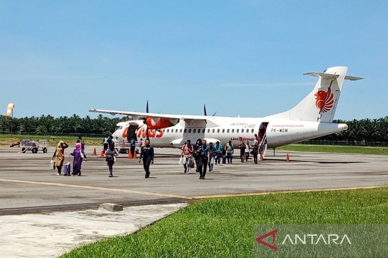 Dokumentasi - Penumpang pesawat udara turun dari pesawa udara Wings Air di Bandar Udara Cut Nyak Dhien Nagan Raya, Provinsi Aceh.