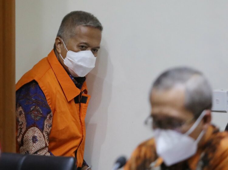 Caption: Hakim Agung Mahkamah Agung (MA) Sudrajad Dimyati mengenakan rompi tahanan seusai diperiksa di Gedung Merah Putih, KPK, Jakarta, Jumat (23/9) kemarin.