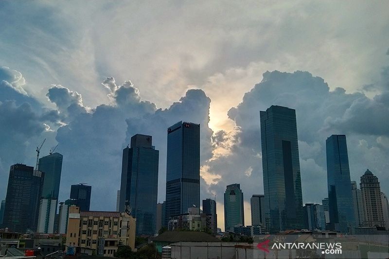 Caption Foto :  Suasana gedung pusat perkantoran dan bisnis di Jakarta yang latar belakang langit Jakarta yang cerah berawan.