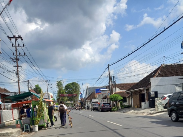 BERSEMANGAT: Seorang siswa menggunakan sepeda untuk melakukan aktivitas seperti sekolah, kemarin (13/9).