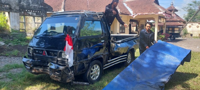 RENGGUT KORBAN JIWA: Mobil pikap L 300 P 8486 GE yang disopiri Abdus Salam, 43, diamankan di Mapolsek Ledokombo setelah menabrak pejalan kaki.