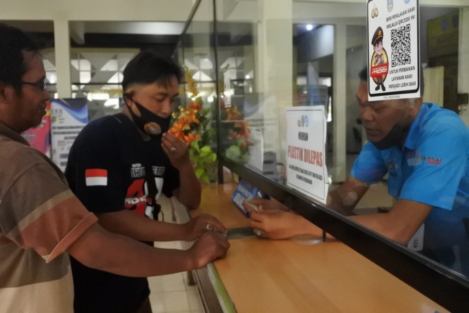 PATUH PAJAK: Pemilik kendaraan bermotor melakukan pembayaran pajak di loket Samsat Utara Jember.