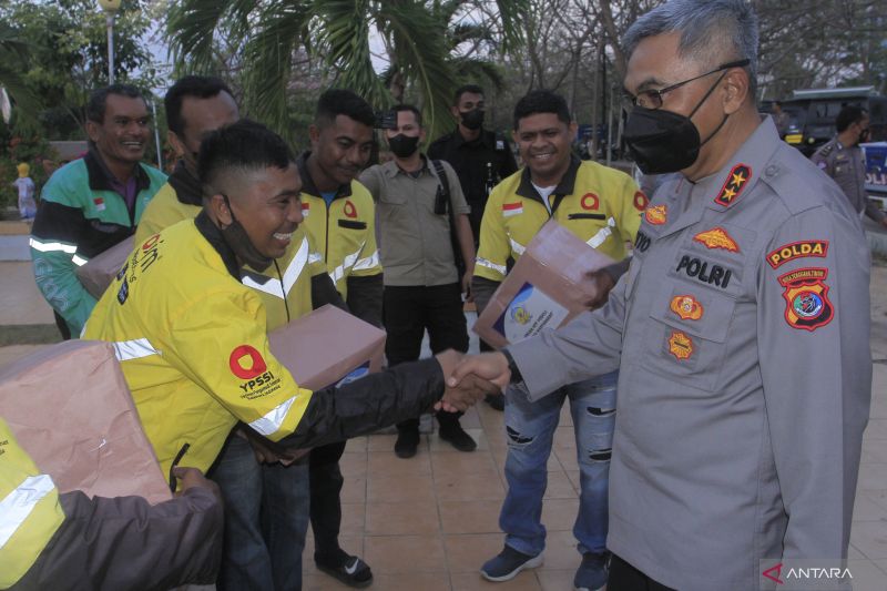 Caption Foto :  Kapolda NTT Irjen Pol Setyop Budiyanto (kanan) menyapa sejumlah pengemudi ojek online usai pembagian sembako di Kota Kupang, NTT, Rabu (6/9/2022).