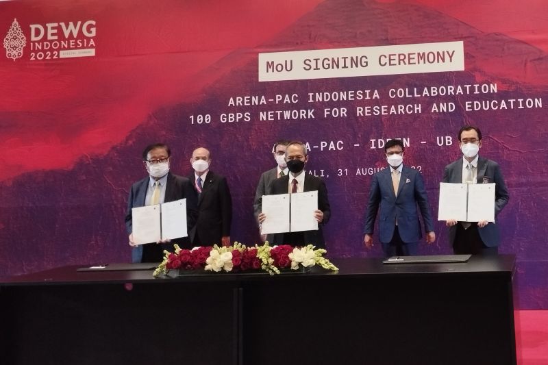 Caption Foto :  Prosesi penandatanganan nota kesepahaman (MoU) antara Universitas Brawijaya (UB), Indonesia Research and Education Network (IdREN), dan Arterial Research and Educational Network in the Asia Pacific (ARENA-PAC) di sela-sela jelang Pertemuan