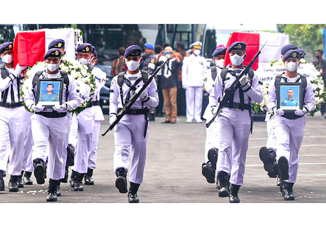Caption: Prajurit TNI mengusung peti jenazah pilot Kapten Laut (P) Anumerta Judistira Eka Permady dan kopilot Lettu Laut (P) Anumerta Dendy Kresna Bhakti Sabila dalam upacara persemayaman di Wisma Perwira Lanudal Juanda, Sidoarjo, Jumat (9/9).