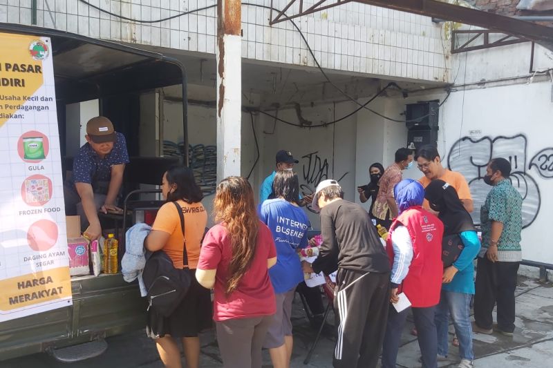 Caption Foto :  Dinas UMKM dan Perdagangan Kota Surabaya menggelar pasar murah di Kota Surabaya. ANTARA/HO-Diskominfo Surabaya.
