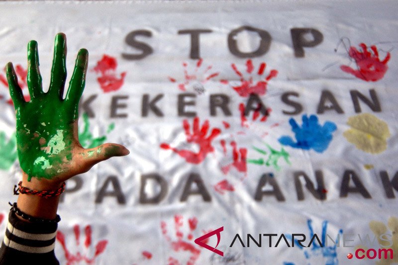 Arsip Foto. Poster kampanye penghentian kekerasan seksual pada anak.