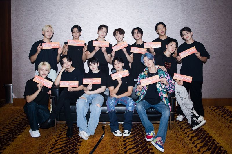 Grup idola K-pop SEVENTEEN dalam gelaran konser