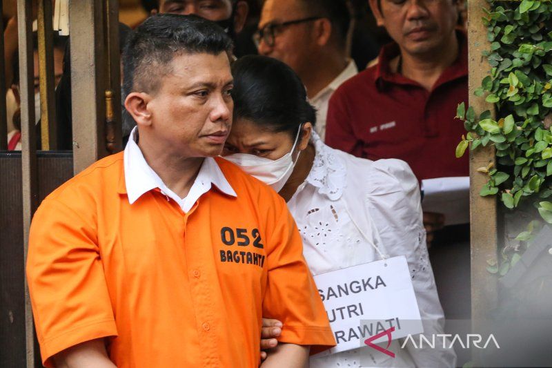 Tersangka Irjen Ferdy Sambo (kiri) bersama Istrinya tersangka Putri Candrawathi (kanan) keluar dari rumah dinasnya yang menjadi TKP pembunuhan Brigadir J di Jalan Duren Tiga Barat, Kompleks Polri Duren Tiga, Jakarta, Selasa (30/8/2022).