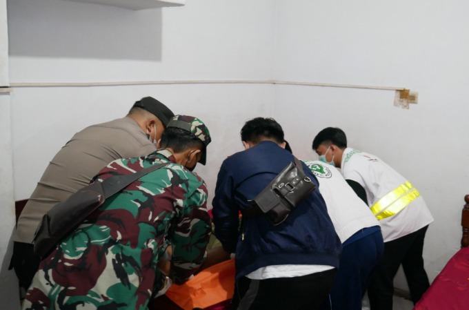 TAK BERNYAWA: Personel kepolisian bersama tenaga kesehatan membawa jenazah Hartanto Hadi Faris ke RSUD dr Haryoto, tadi malam.