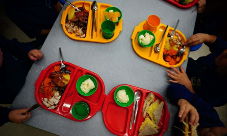 Caption: Sekolah-sekolah di Inggris memperingatkan kejadian memilukan. Telah terjadi sebuah peristiwa kelaparan  dialami anak-anak sekolah di sana.