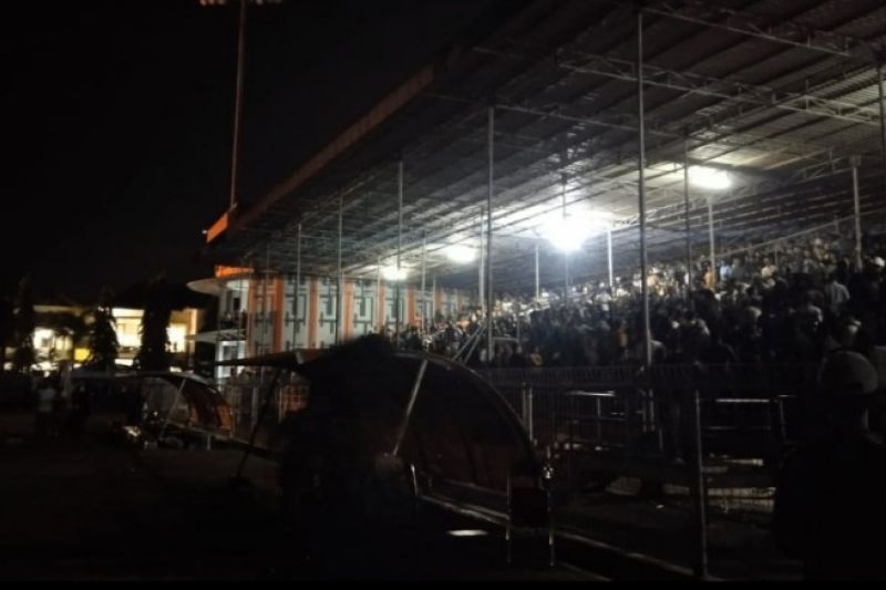 Caption Foto :  Laga antara tuan rumah Persiraja melawan PSMS gagal digelar akibat padamnya lampu Stadion H. Dimurthala, Banda Aceh.